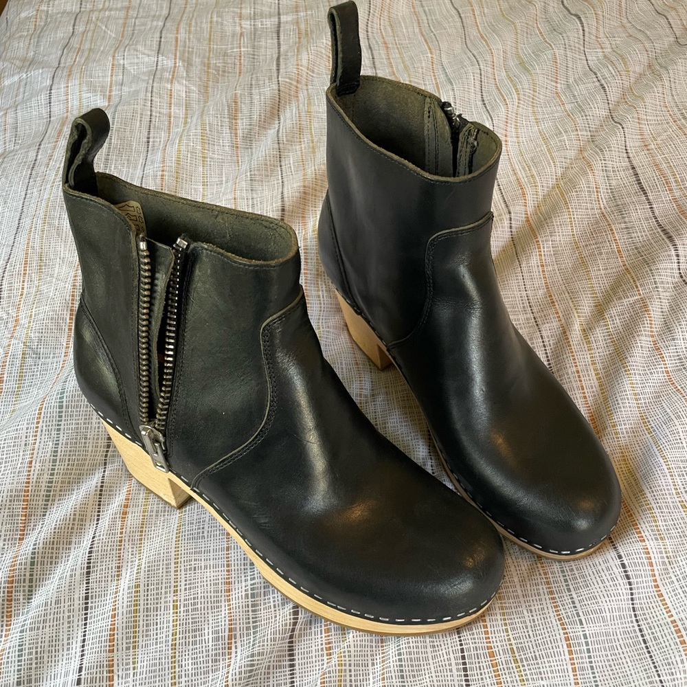 Zip it Emmy boots